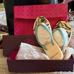 NWT- Tory Burch Floral Print Flip Flop Sandals with Aqua Straps. Size 9